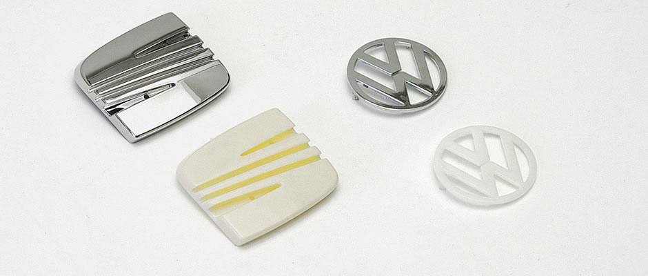 Emblemes cromats de marques de cotxes fabricats a la fàbrica de Plàstics Llorens de Barcelona